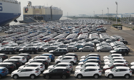 현대자동차와 기아자동차가 수출과 해외공장 생산으로 해외에서 판매한 차량이 9000만대를 넘겼다.사진은 현대자동차 울산공장 수출선적부두에 차들이 대기하고 있는 모습.    연합뉴스